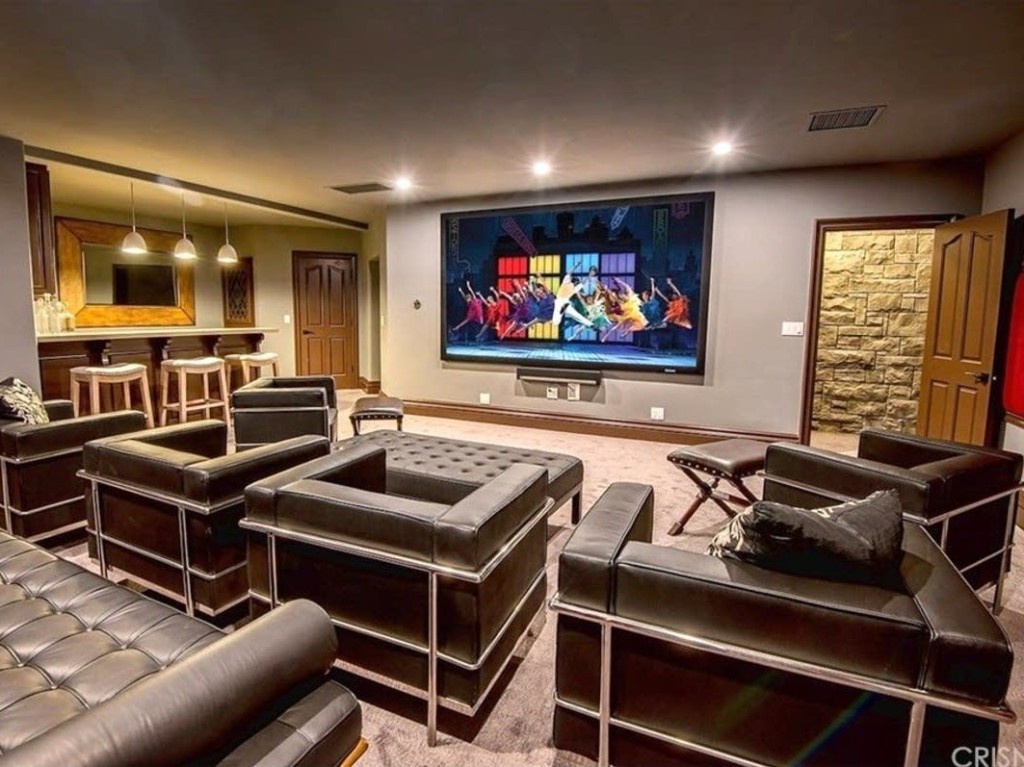 Can biet thu xa hoa cua YouTuber anh 8