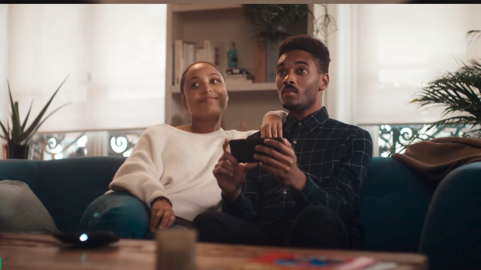 Motorola nhai quang cao Samsung, khuyen nang cap len Moto Play Z2 hinh anh