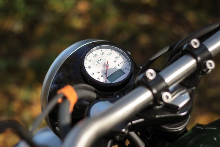 Triumph Bonneville T120 do anh 6