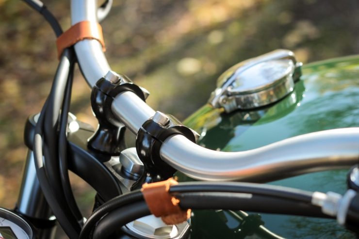 Triumph Bonneville T120 do anh 7