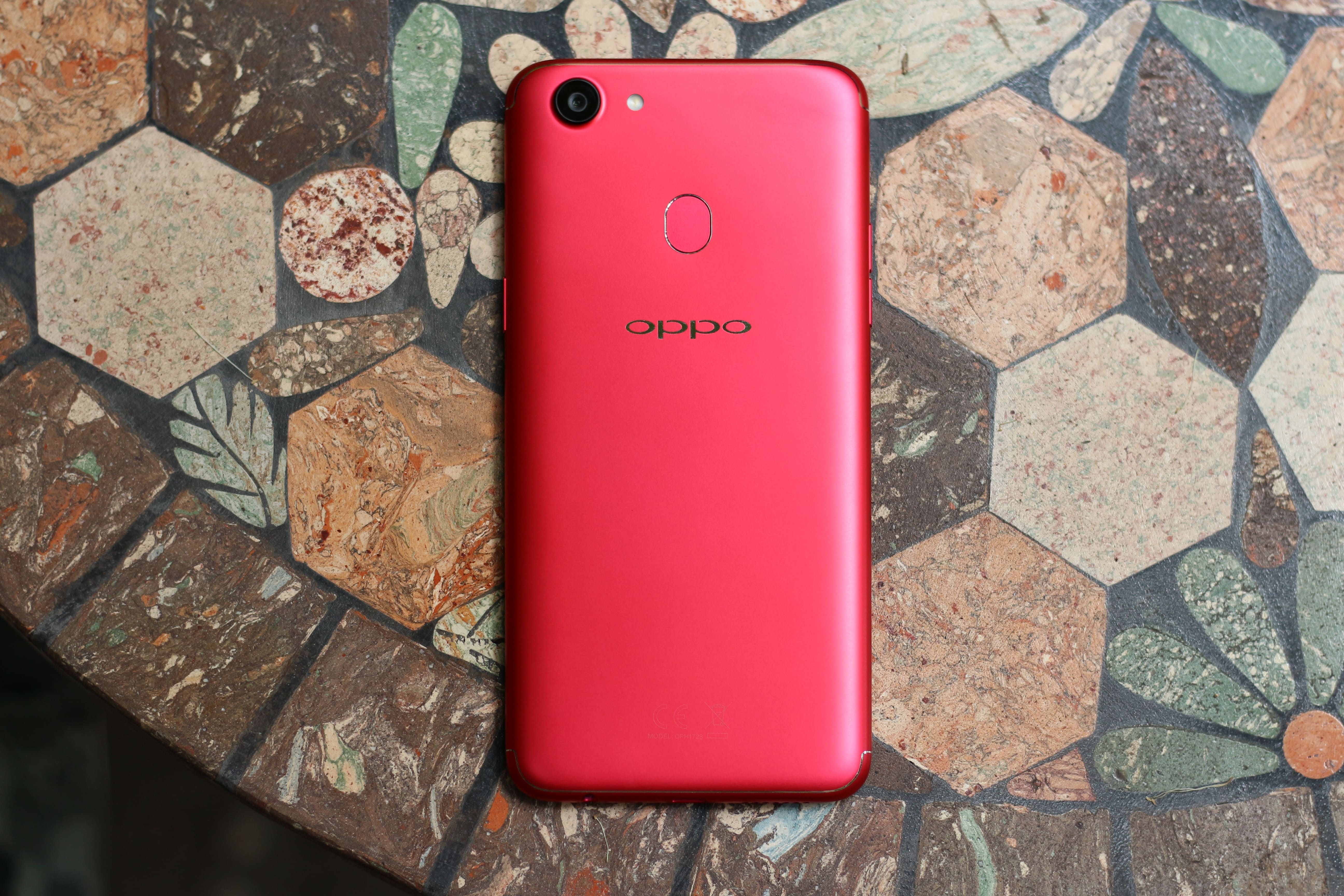 Mo hop Oppo F5 mau do sap ban tai Viet Nam hinh anh