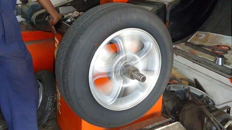Thay lốp xe ôtô ảnh 3 Thay lop xe oto anh 3