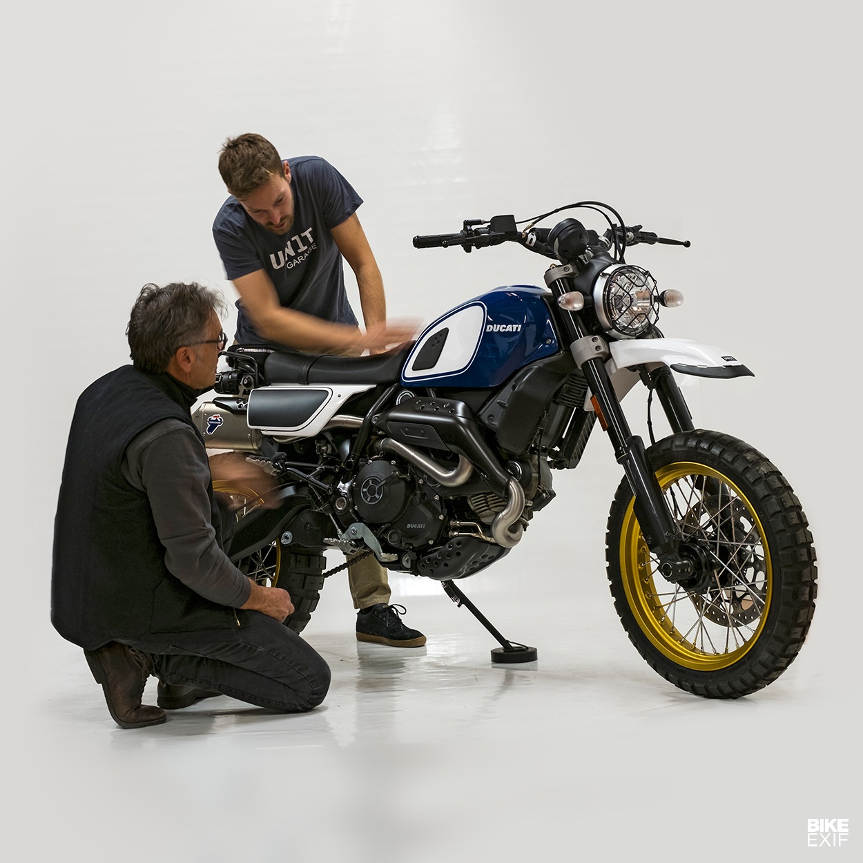 Ke ngoai dao Ducati Desert Sled anh 4