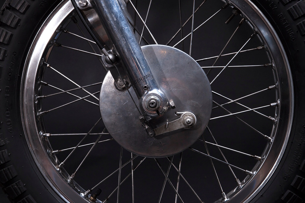 Triumph 750 TT Tracker khong den anh 4