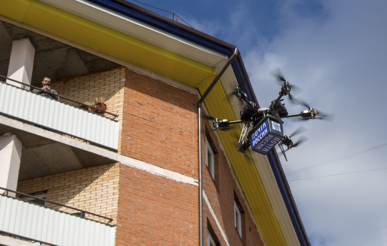 Drone phát thư giá 20.000 USD của Nga vỡ vụn ảnh 1 Drone phat thu gia 20.000 USD cua Nga vo vun anh 1