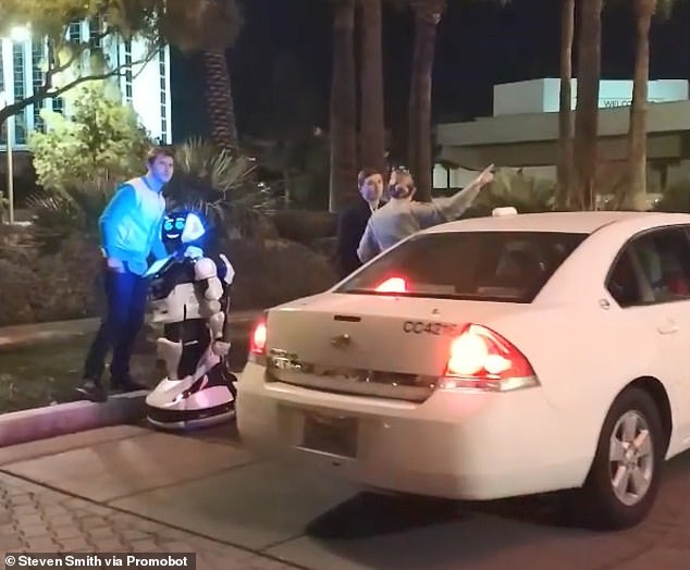 Robot bi Tesla dam trung lo hen du CES 2019 hinh anh