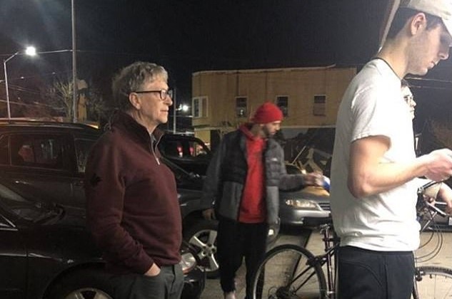 Bill Gates xep hang mua thuc an nhanh hinh anh