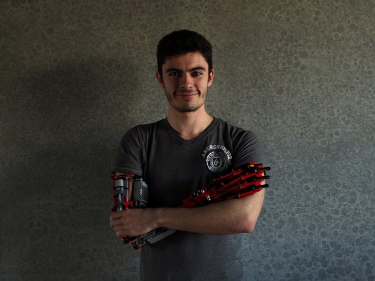 Sinh vien co canh tay robot anh 1