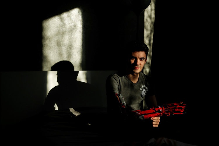 Sinh vien co canh tay robot anh 6