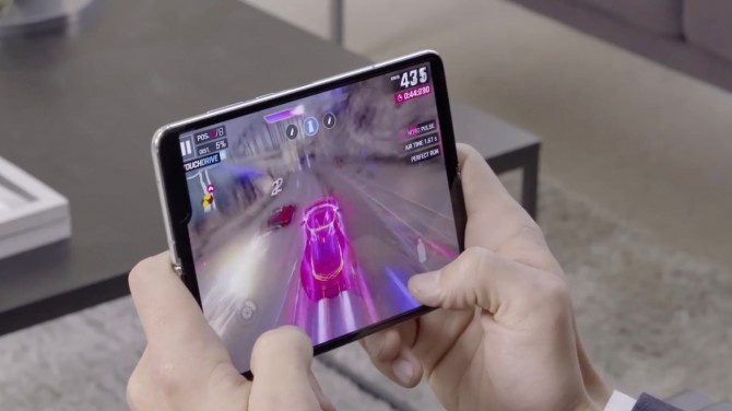 iPhone da bi Samung Galaxy Fold bo xa it nhat 2 nam hinh anh