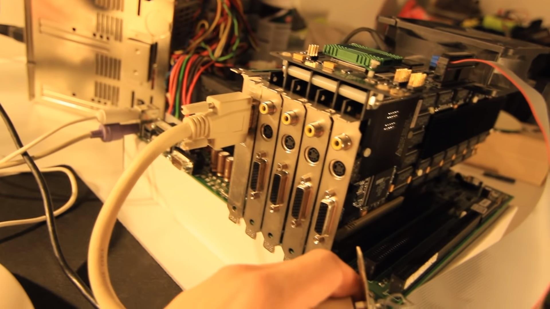 May tinh chay card do hoa co dien choi Half Life hinh anh