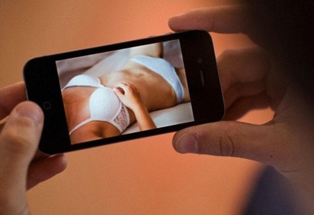 Facebook sap, website phim 'nguoi lon' huong loi hinh anh