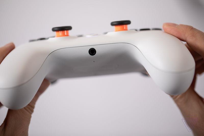 Tay cam choi game Stadia anh 7