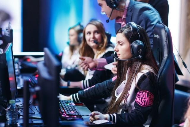 Tuyen LMHT chuyen nghiep toan hot girl gap hang loat rac roi hinh anh