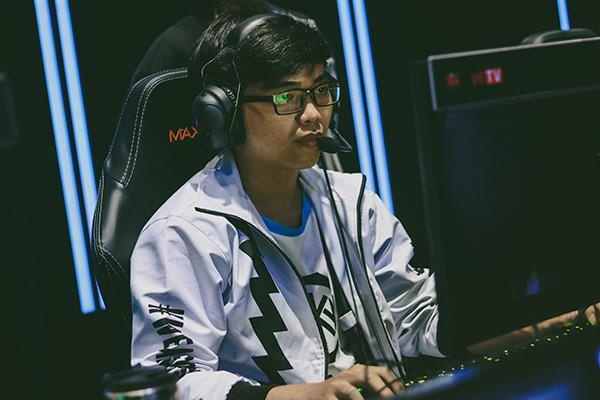 Sau 'cay thue', Optimus lai dinh scandal chui nguoi ham mo hinh anh