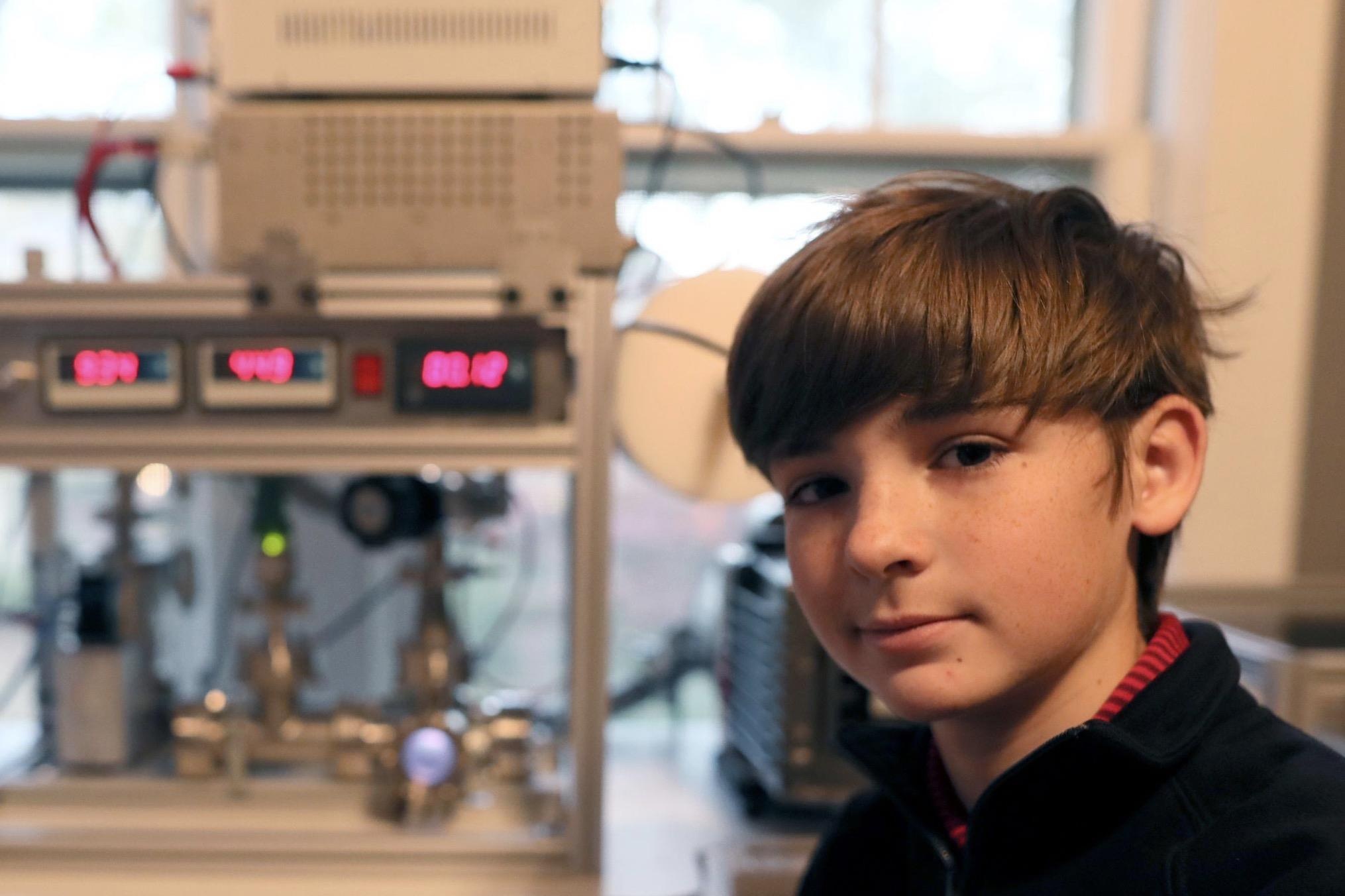 Cau be tu che lo phan ung hat nhan tai nha hinh anh