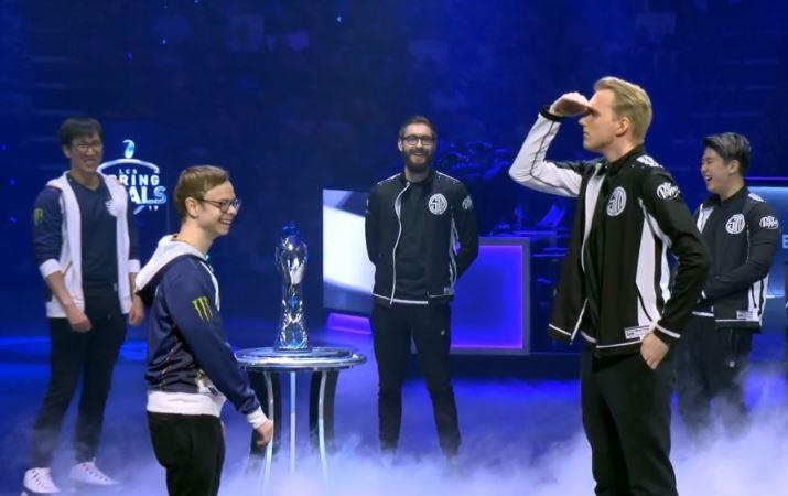 Game thu LMHT bi doi thu treu choc vi thap be hinh anh