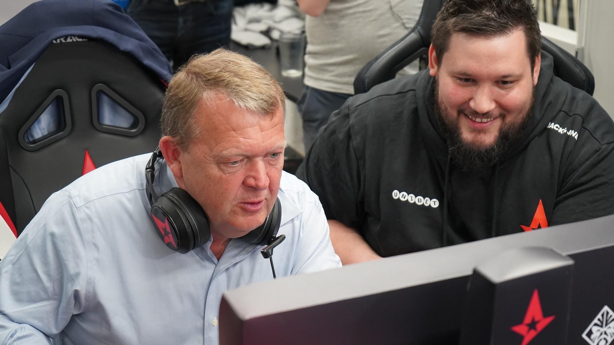 Thu tuong Dan Mach ban CS: GO voi doi tuyen eSport hinh anh