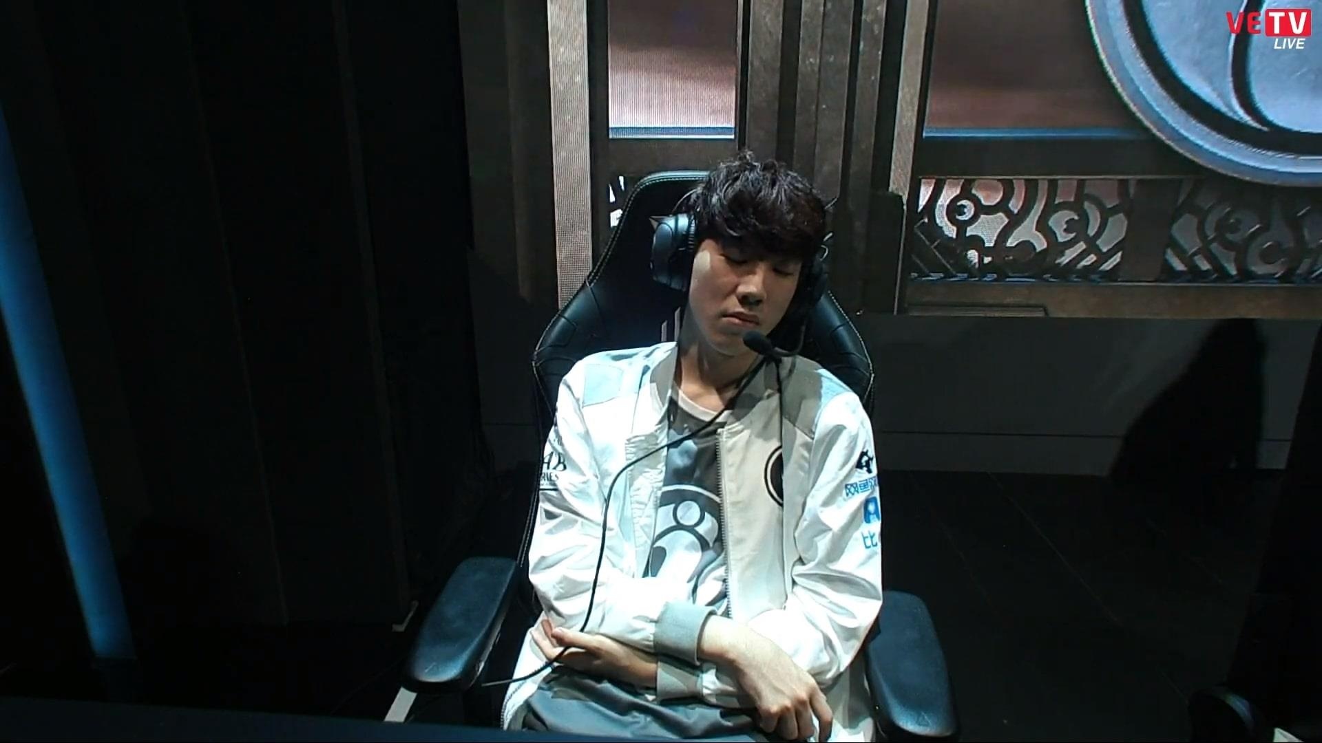 Tuyen thu LMHT ngu va vat ngay tren 'ghe nong' vi hoan dau hinh anh