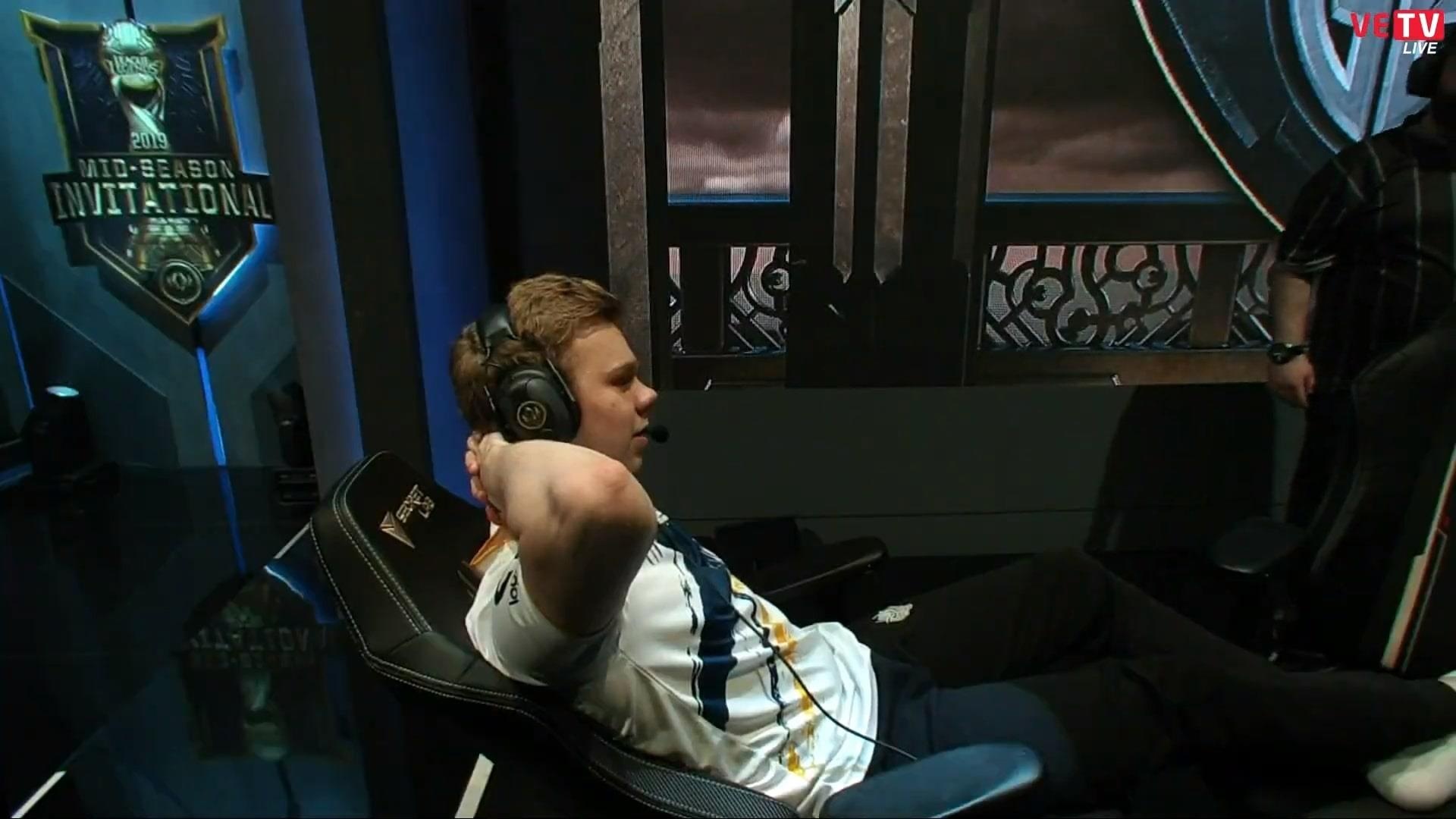 Tuyen thu LMHT ngu ngay tren ghe nong anh 2