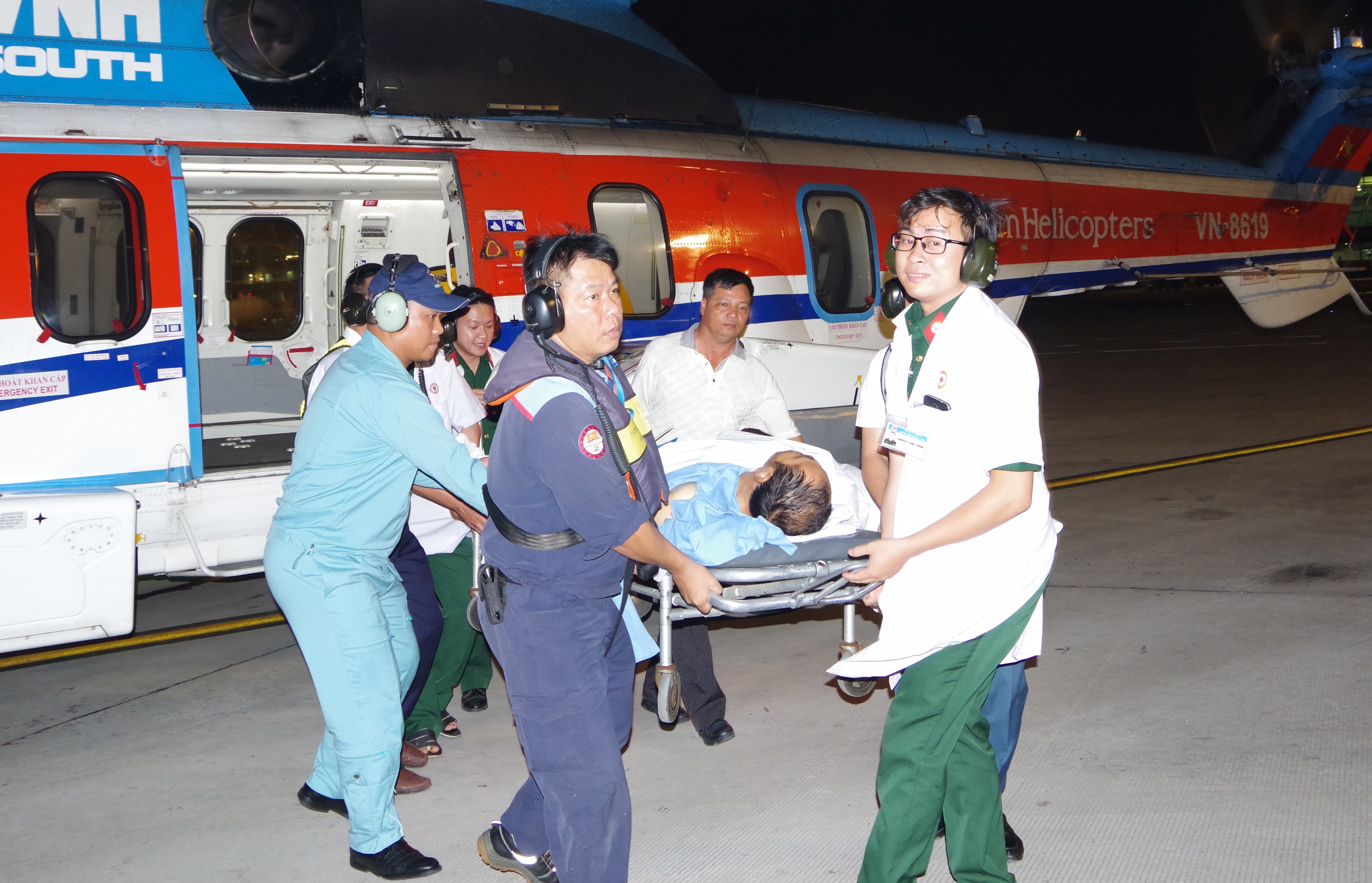 Truc thang nua dem dua benh nhan tu Truong Sa ve dat lien hinh anh