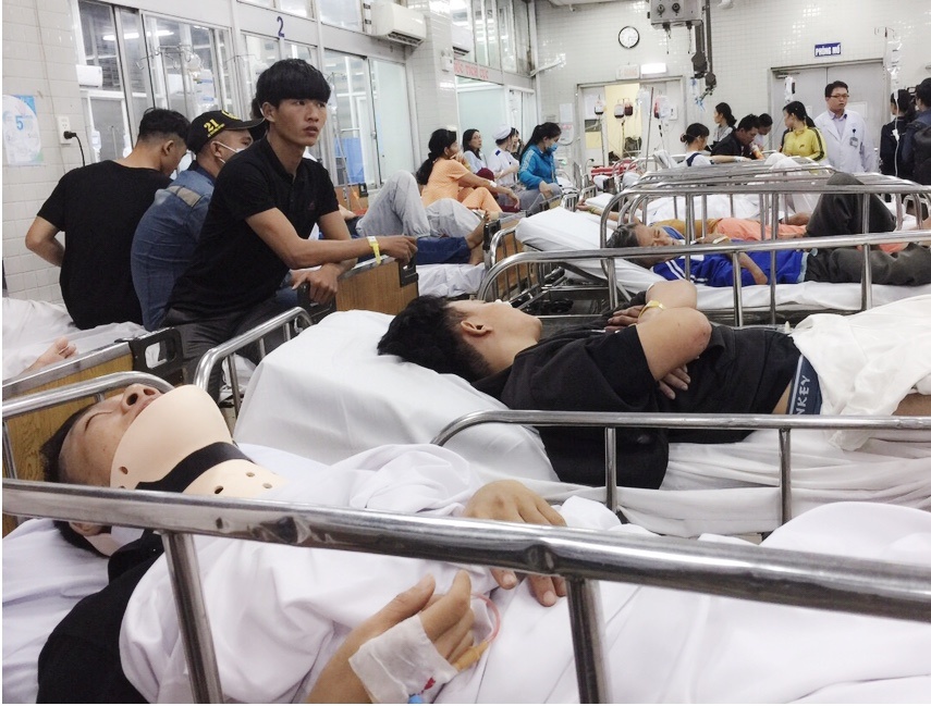 Vu container tong hang loat xe may: Mot nan nhan trong tinh trang xau hinh anh