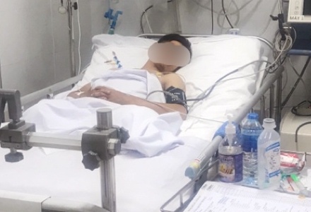 Bac si lan dau cap cuu benh nhan dut lia hai chan hinh anh