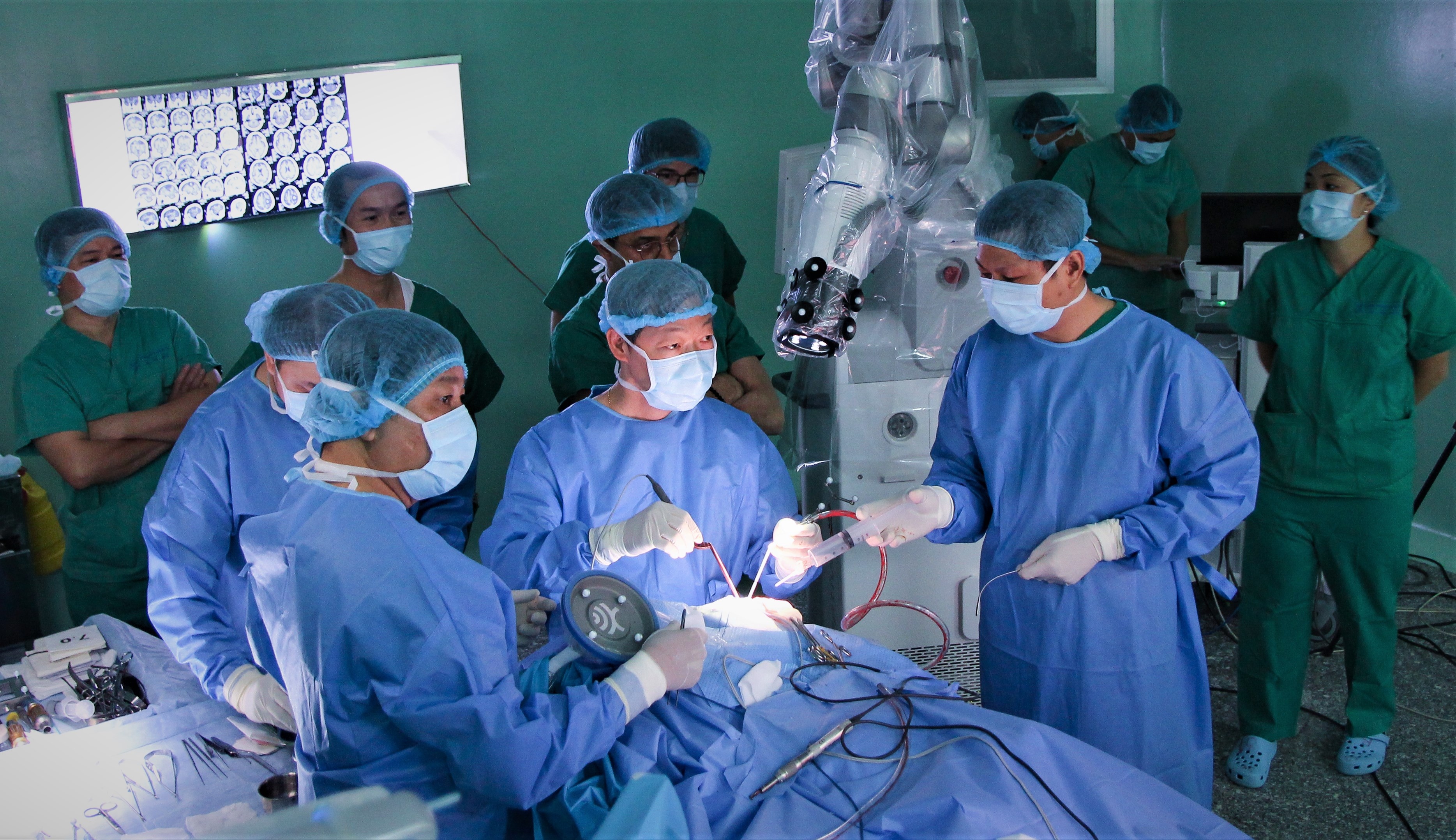 Lan dau tien tai chau A, bac si Viet mo u nao thanh cong bang robot hinh anh