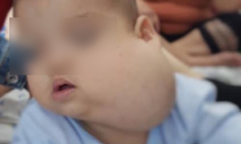 Be trai mang khoi buou to nhu qua buoi tren mat hinh anh