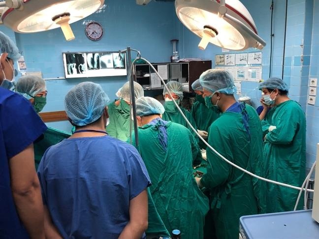 Tho ho bi cuon canh tay vao may tron be tong hinh anh