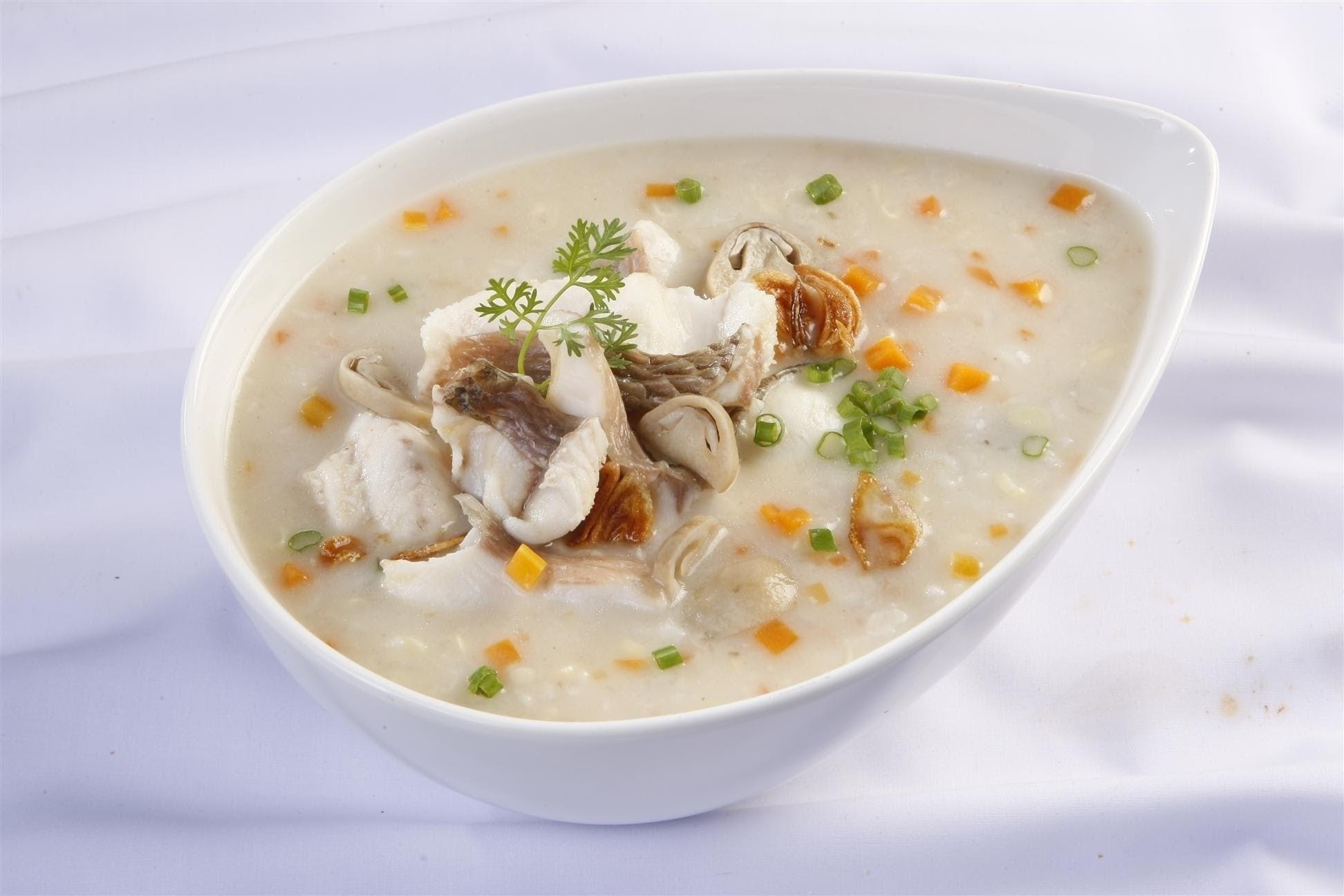Be gai 11 thang tuoi suyt mat mang vi hoc xuong khi an chao ca loc hinh anh