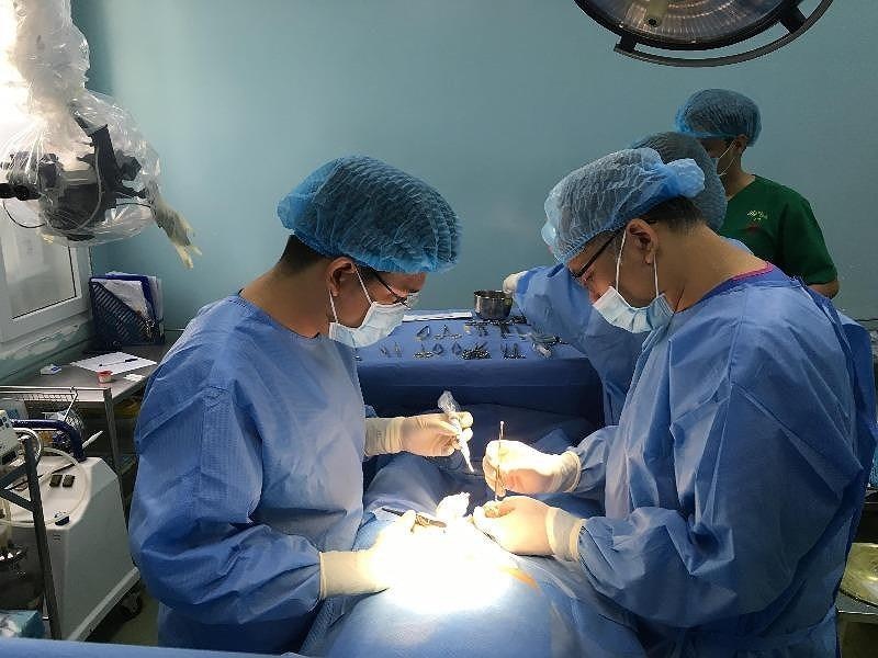 Nguoi dan ong bi lon me can rach duong vat hinh anh