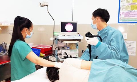 An thit nuong, co gai nuot luon que xien hinh anh