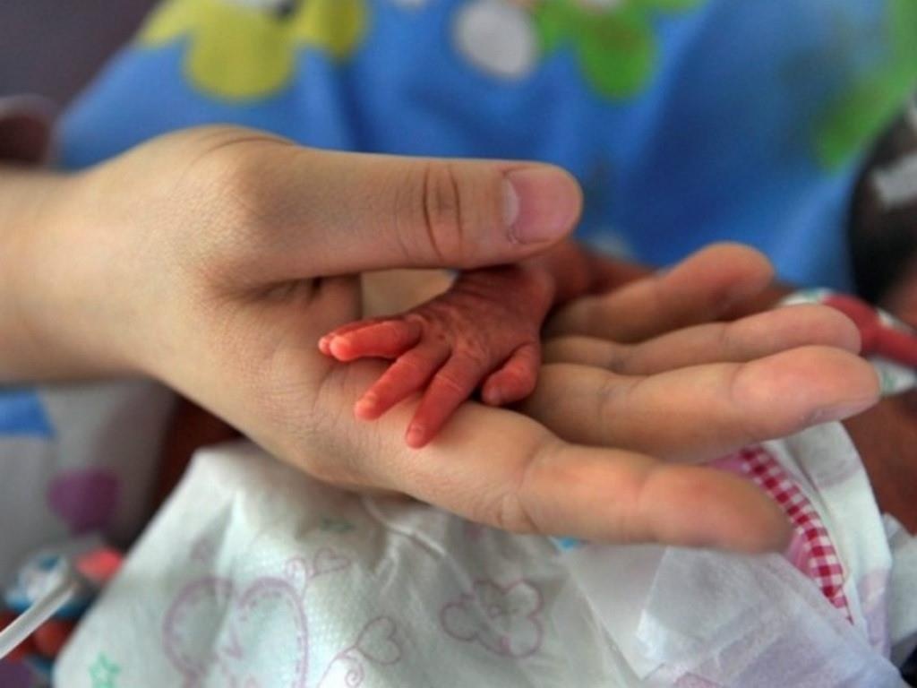 Nuoi song be trai chi bang ban tay nguoi lon hinh anh