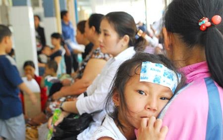 Sai Gon nang nong, gan 11.000 tre em vao vien moi ngay hinh anh