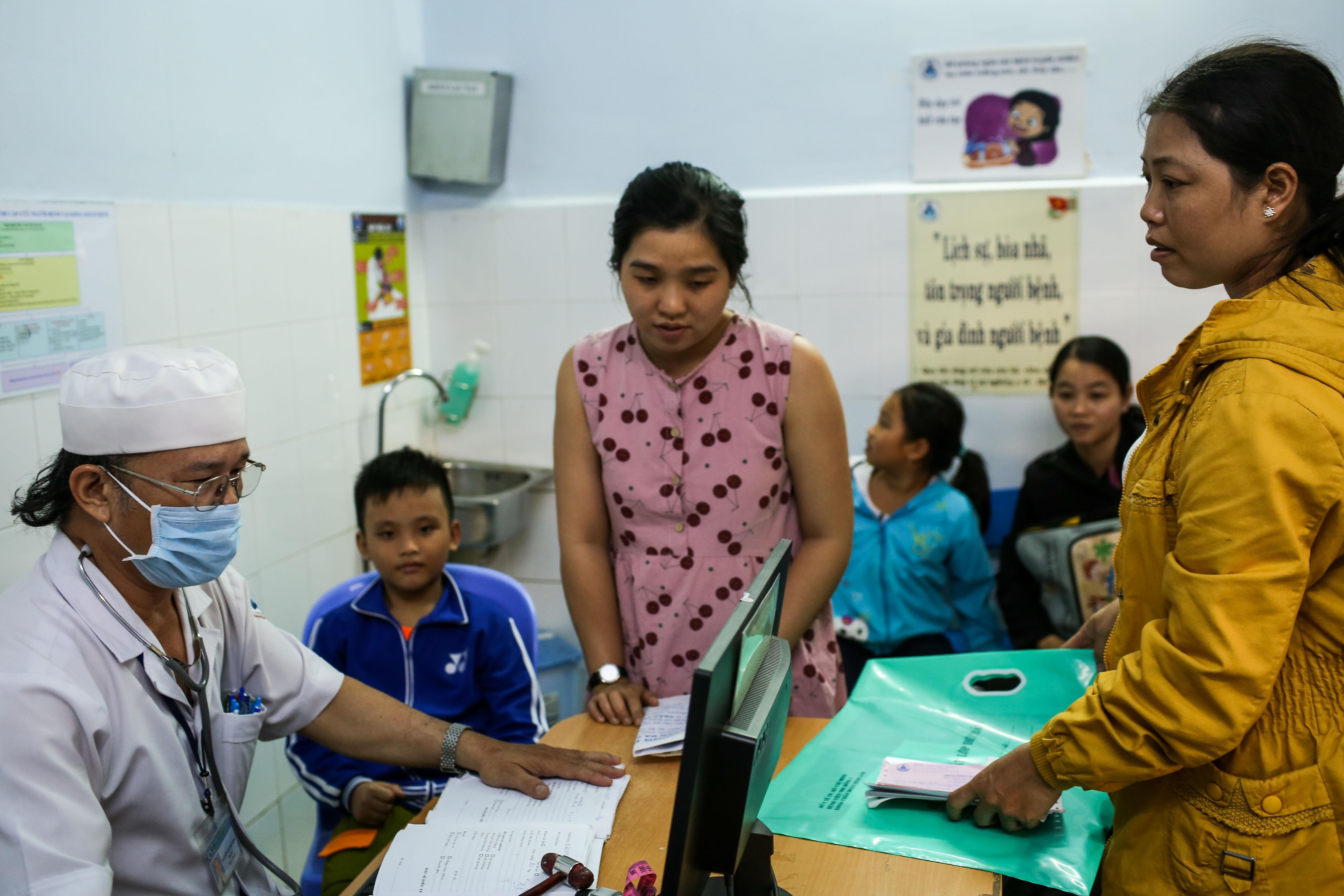 Tre don dap nhap vien do nang nong,  benh vien sai gon gong minh kham benh anh 10