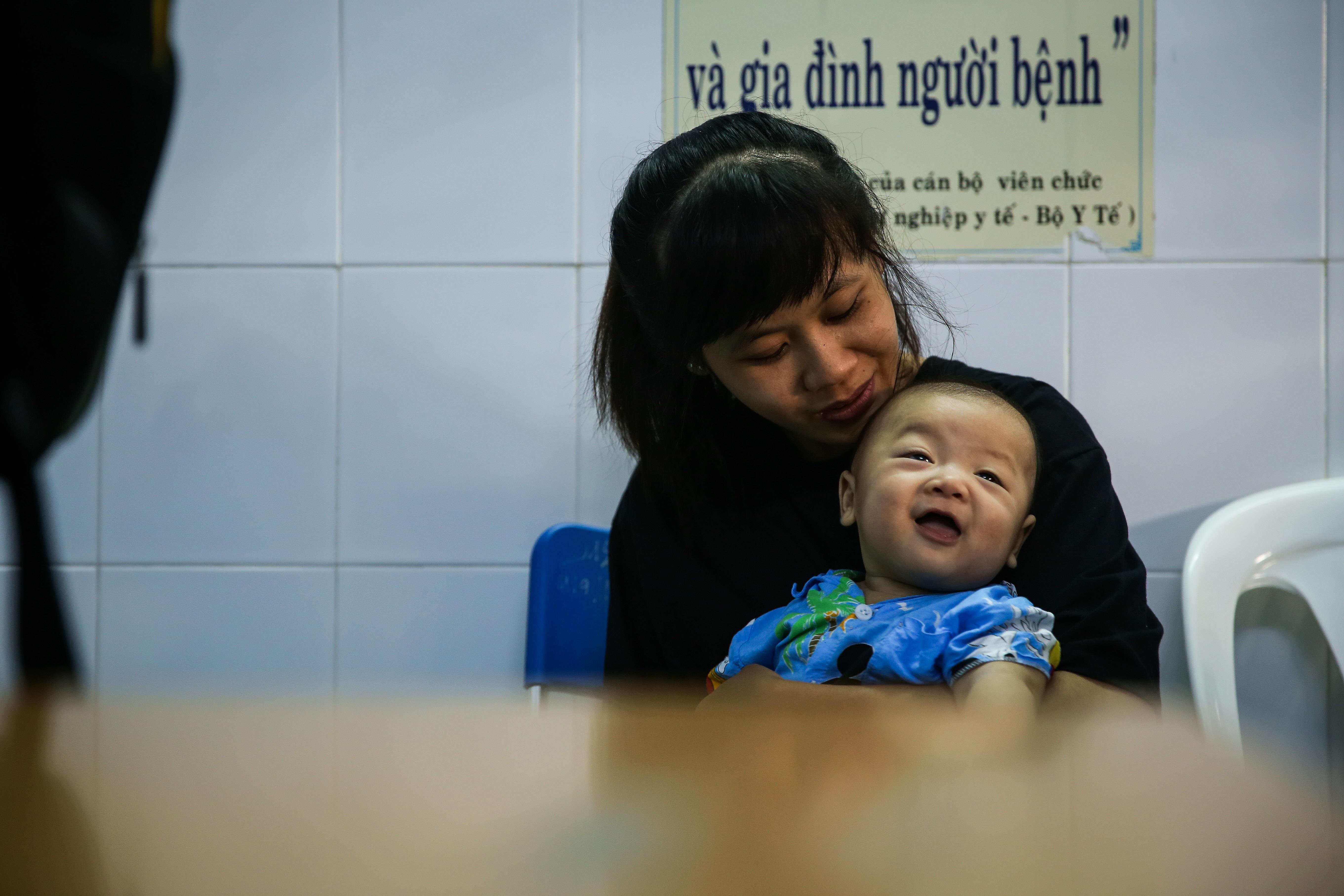 Tre don dap nhap vien do nang nong,  benh vien sai gon gong minh kham benh anh 4