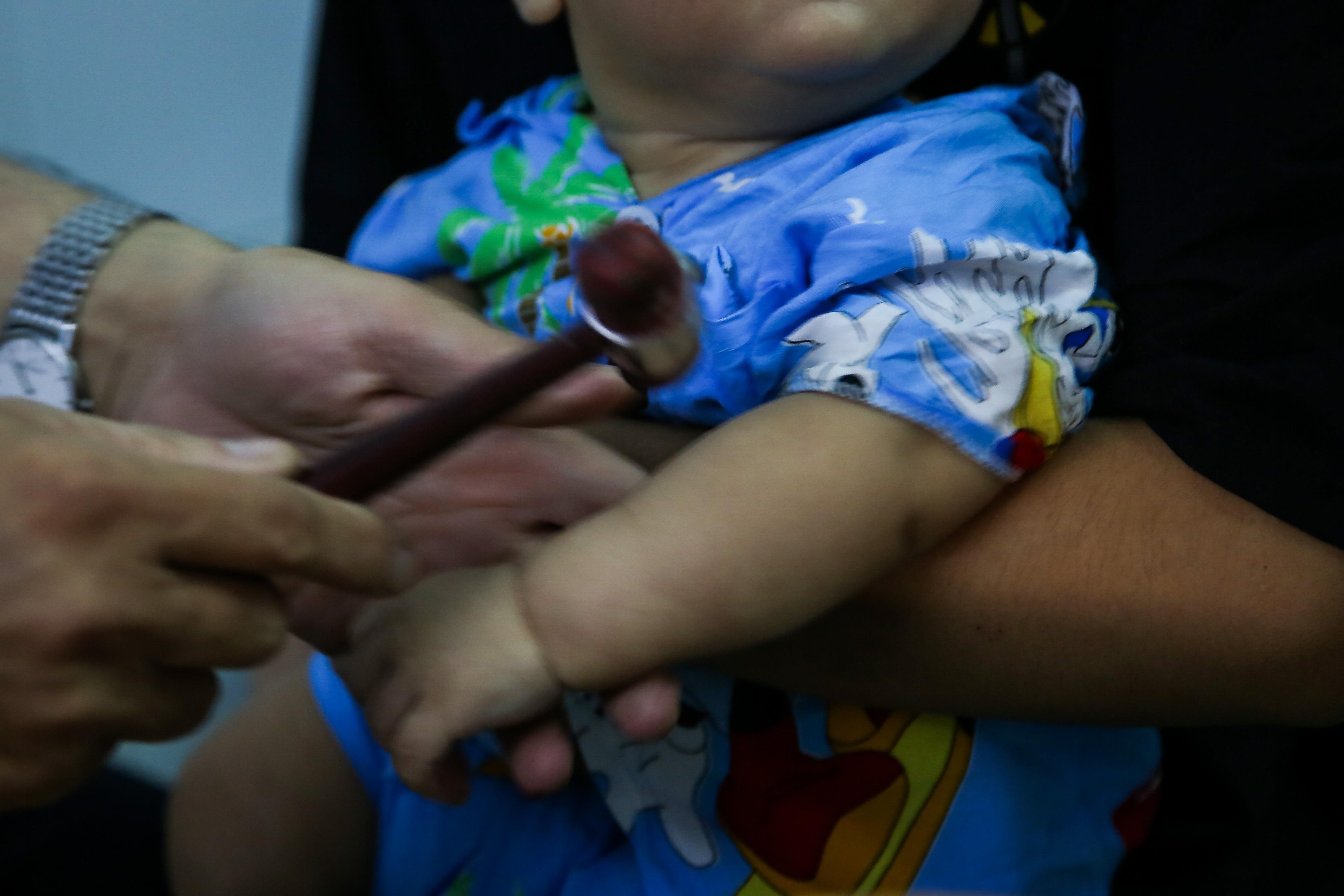 Tre don dap nhap vien do nang nong,  benh vien sai gon gong minh kham benh anh 5