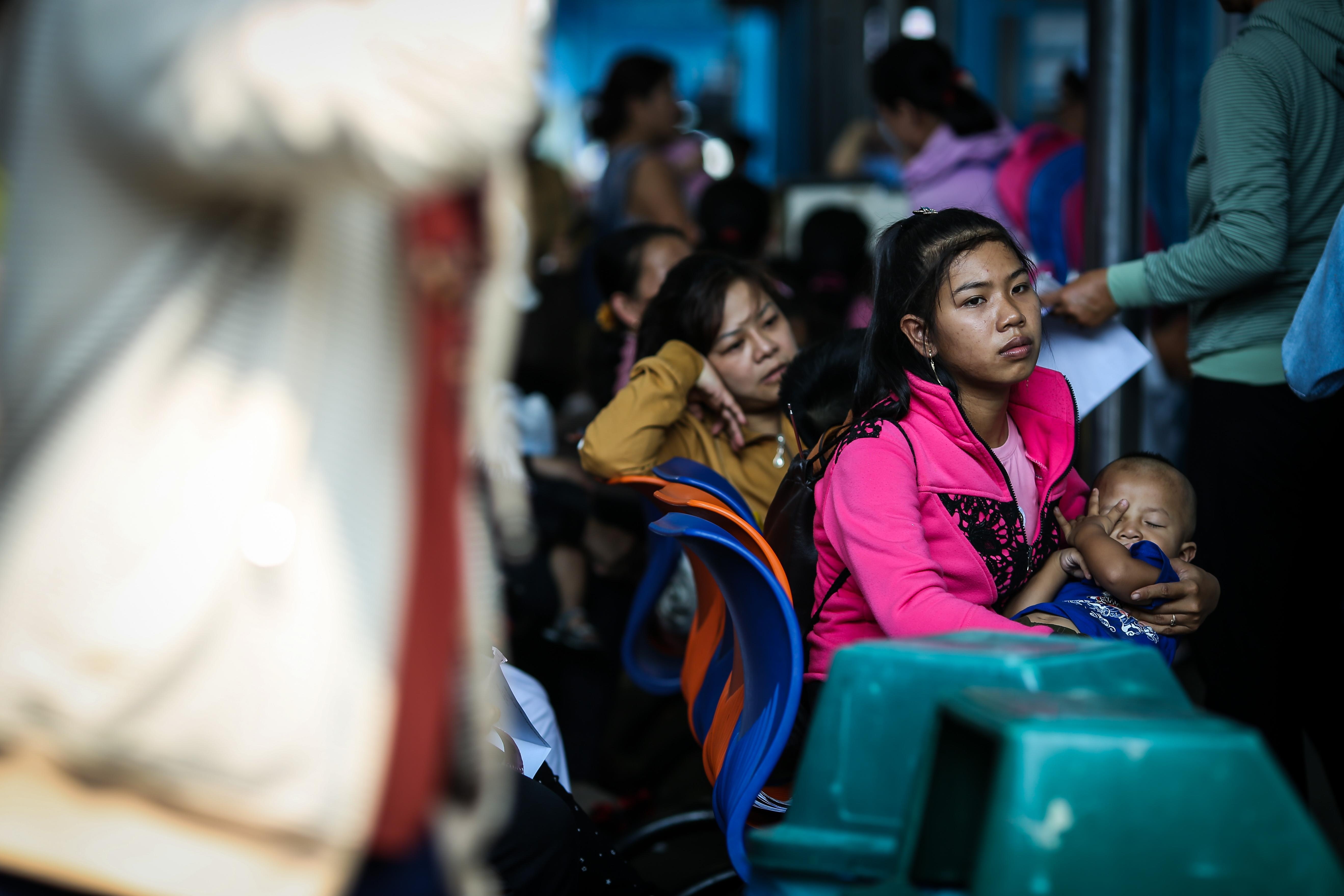 Tre don dap nhap vien do nang nong,  benh vien sai gon gong minh kham benh anh 2