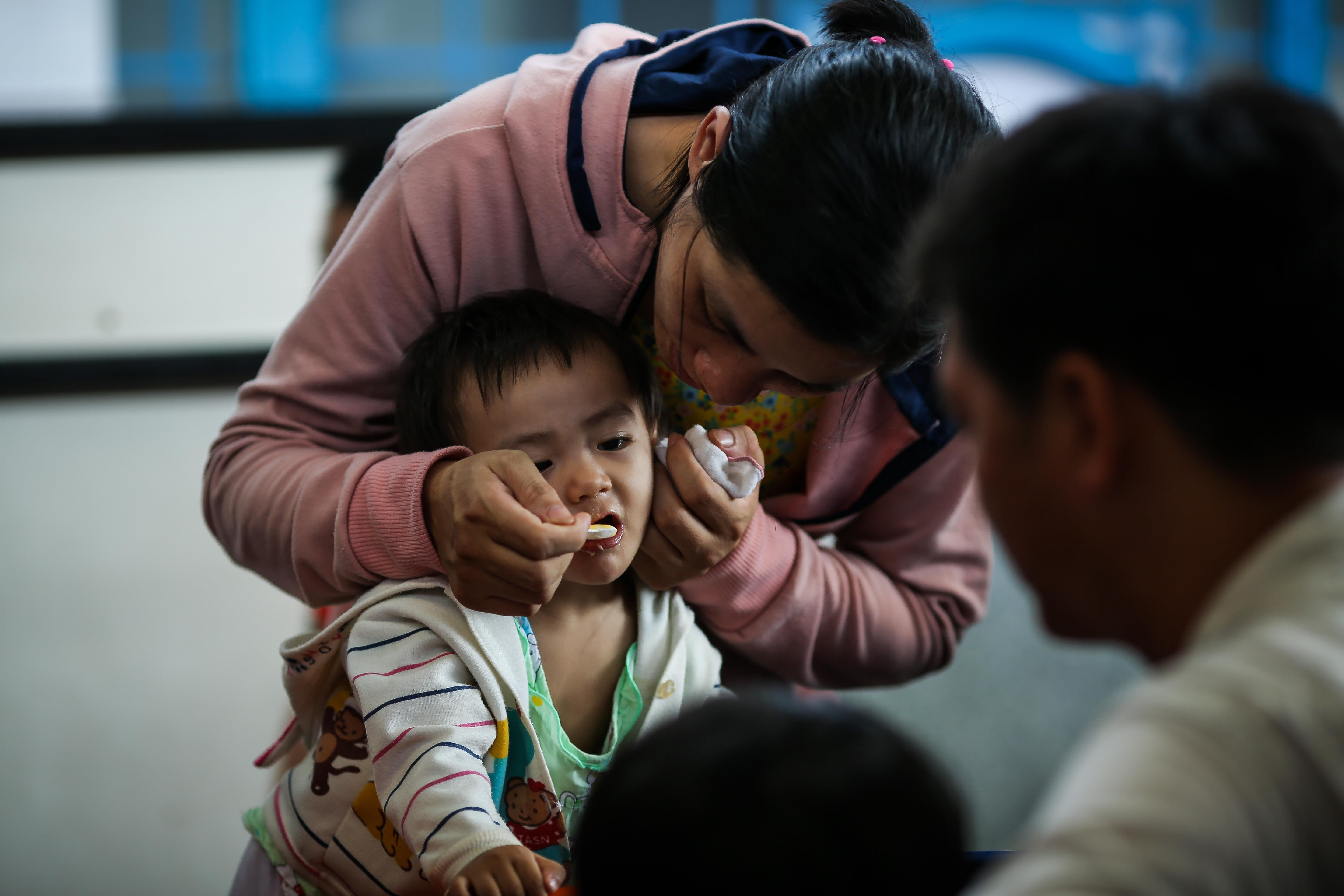Tre don dap nhap vien do nang nong,  benh vien sai gon gong minh kham benh anh 11