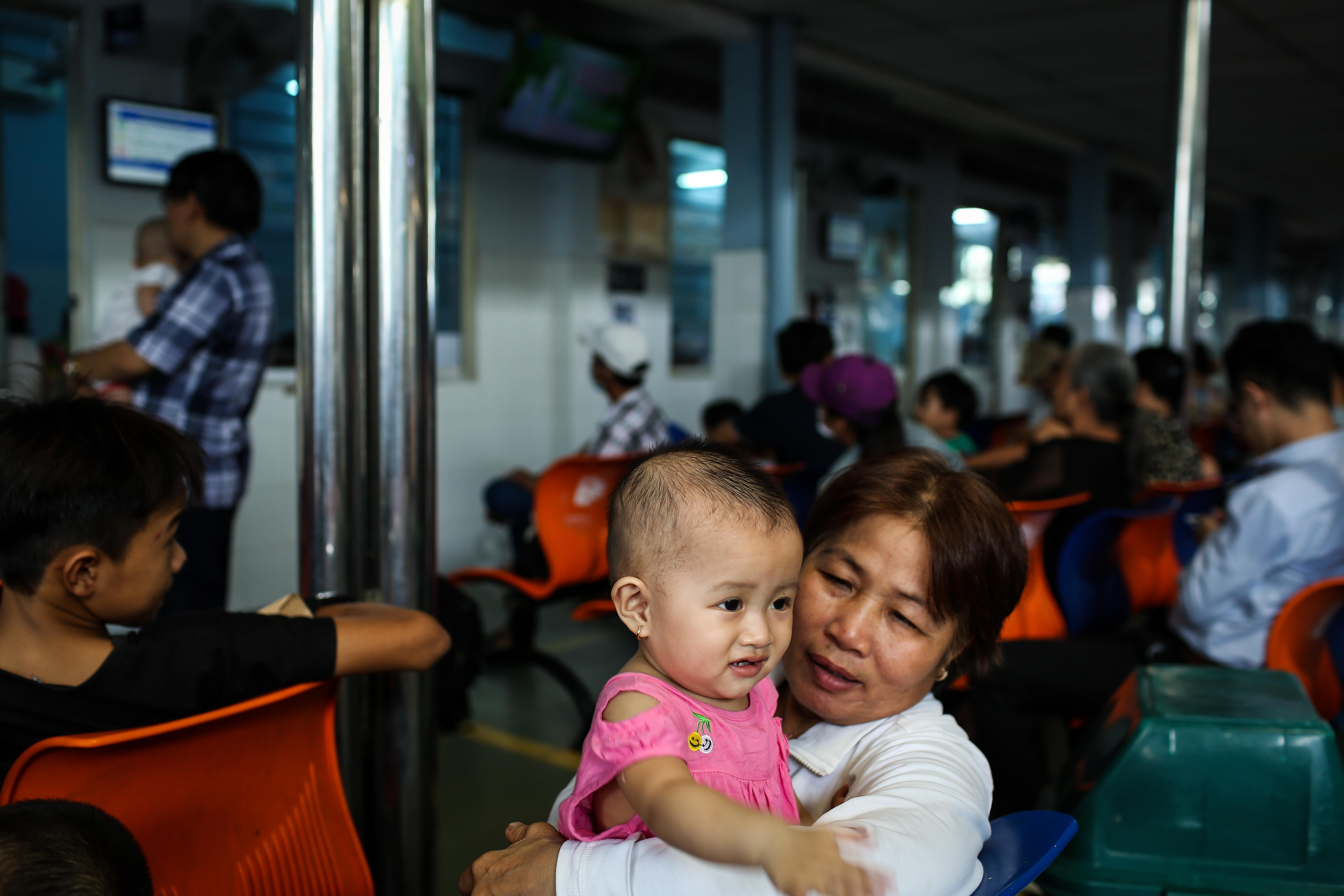 Tre don dap nhap vien do nang nong,  benh vien sai gon gong minh kham benh anh 8