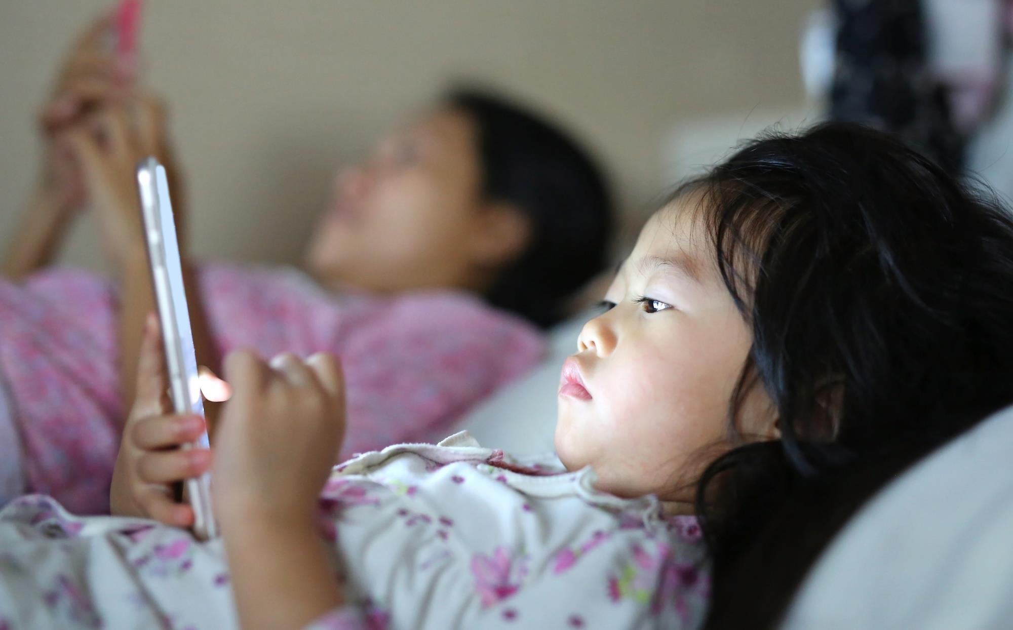 Hoi chung nguy hiem khi tre nghien smartphone hinh anh