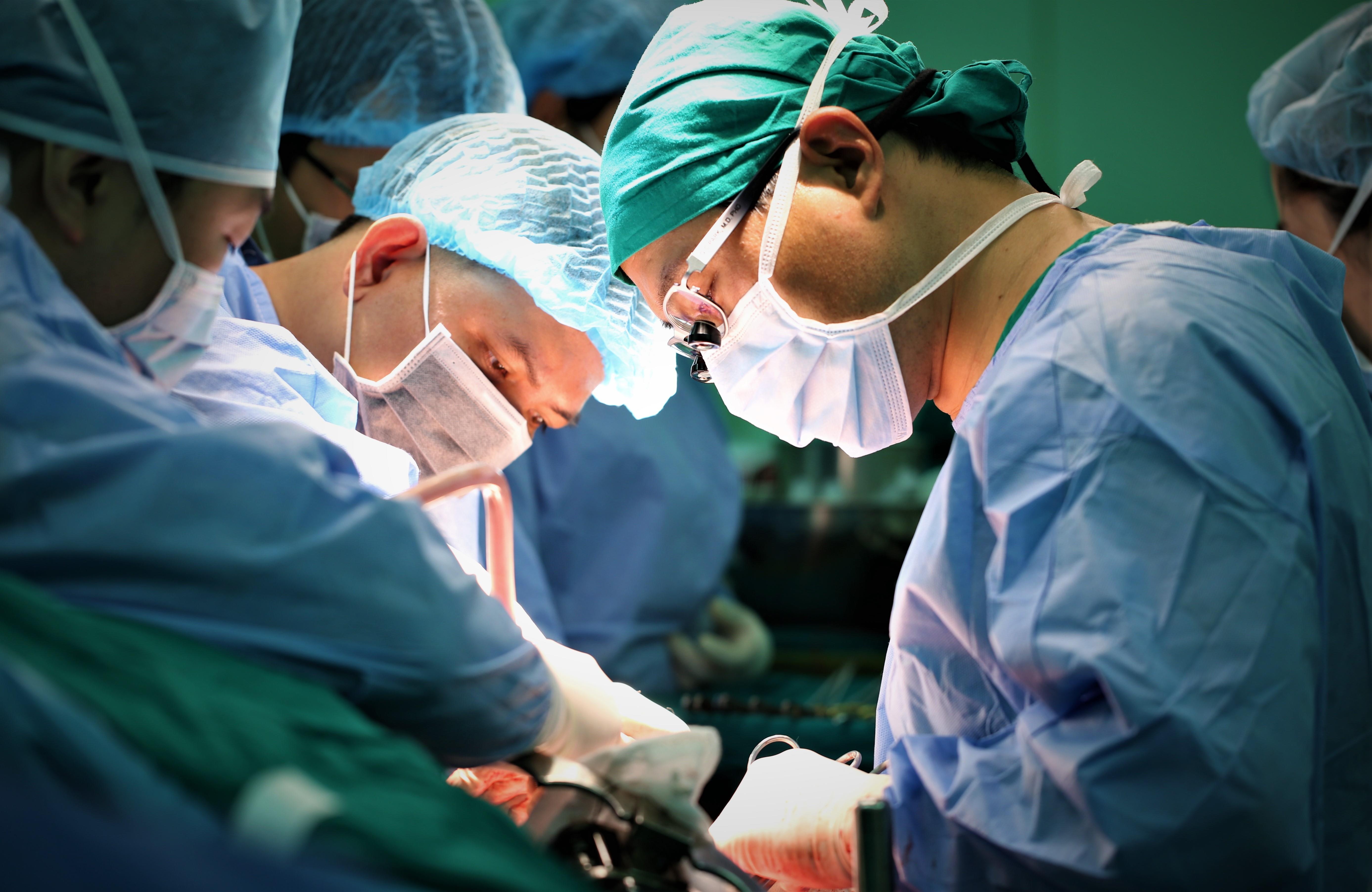 5 nguoi con hien gan cuu cha me hinh anh