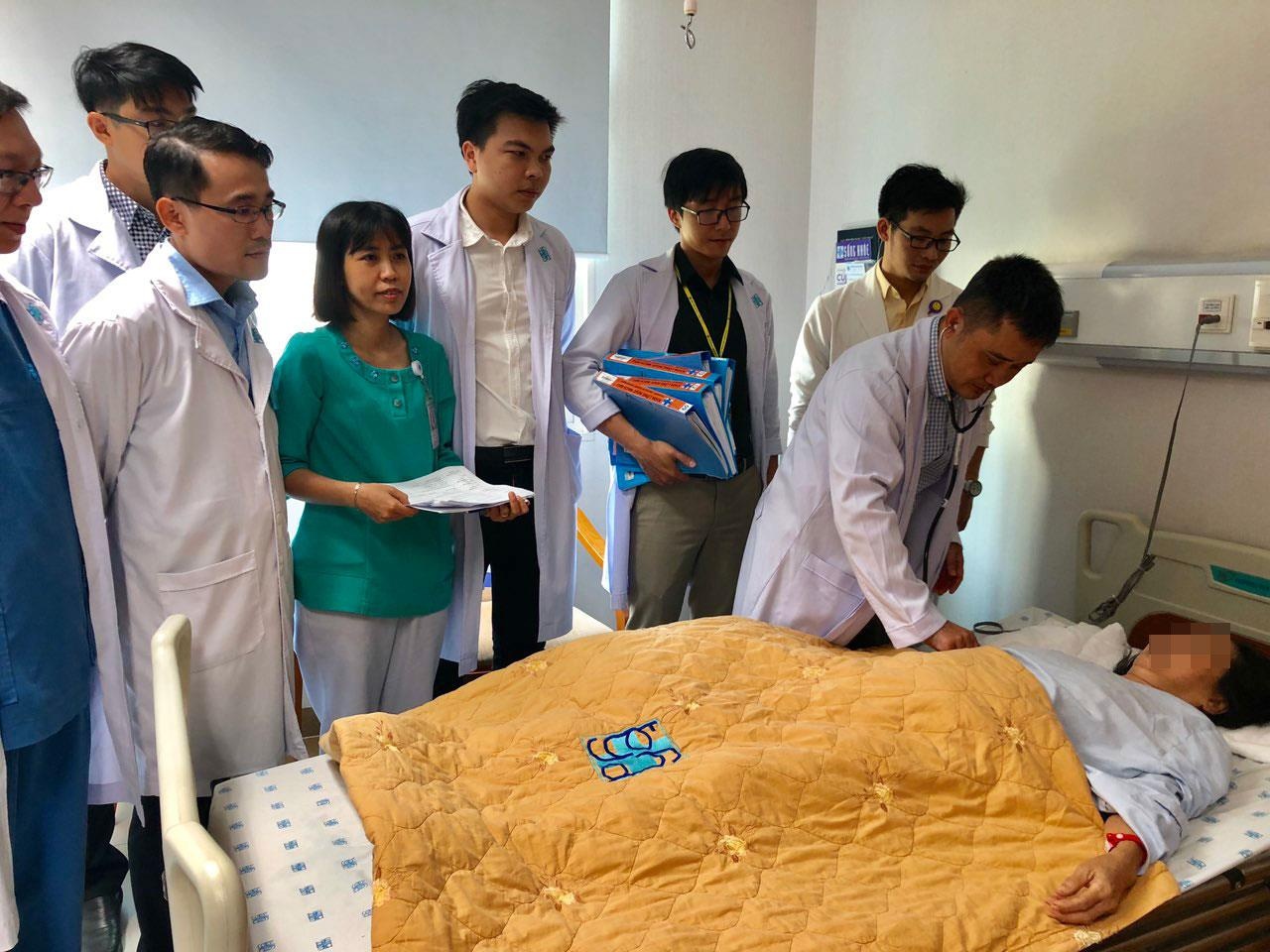 Bac si 8 chuyen khoa cuu song benh nhan 'gan chay len nguc' hinh anh