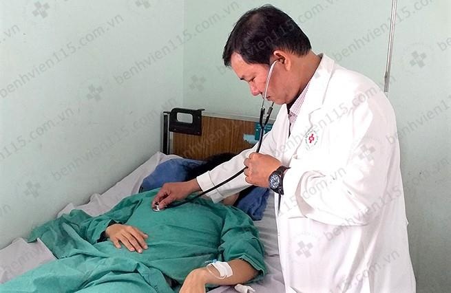 Nu benh nhan phai ngu ngoi vi khoi u nang 2 kg hinh anh