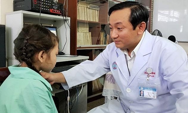 Be gai 7 nam chiu dung khoi u mui lam bien dang guong mat hinh anh