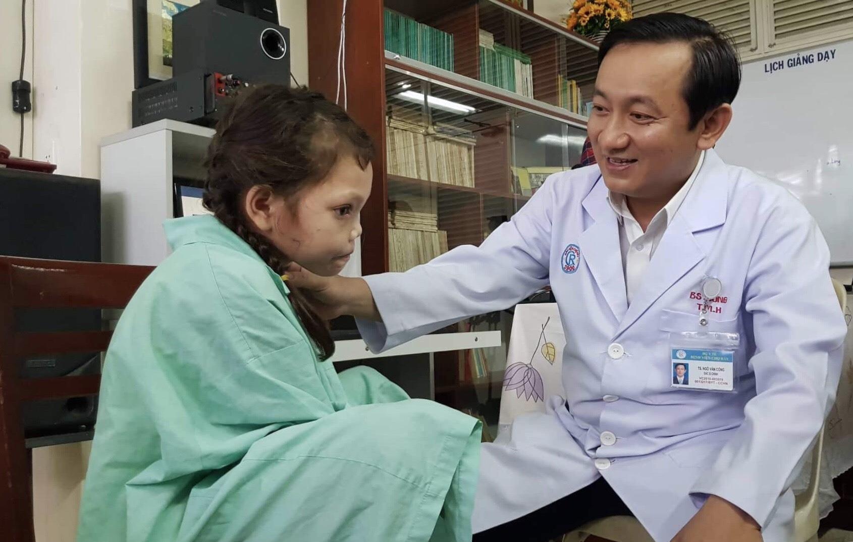 bé gái có khối u hốc mũi biến dạng mặt ảnh 1 be gai co khoi u hoc mui bien dang mat anh 1