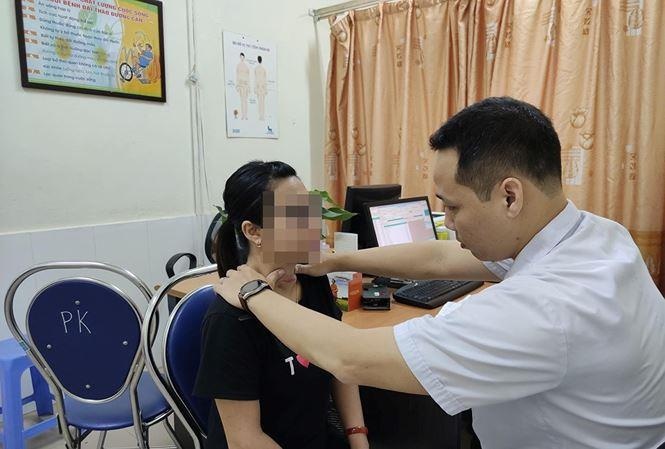 thầy lang đấp thuốc chữa bệnh Basedow ảnh 1 thay lang dap thuoc chua benh Basedow anh 1