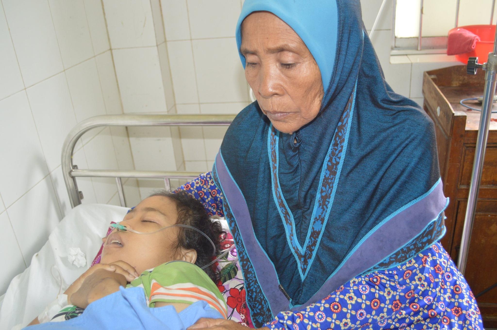 Sau 16 ngay nguy kich, co gai Campuchia duoc bac si Viet Nam cuu song hinh anh