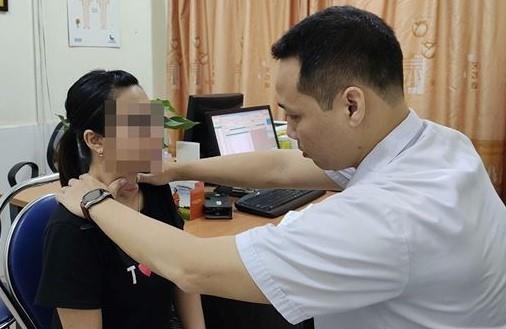 'Nat co' vi de thay lang chua benh bang cham huong va boi keo hinh anh